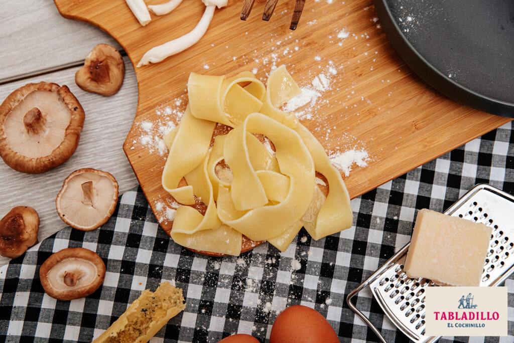 tagliatelle con salsa de setas y crujiente de cochinillo tabladillo